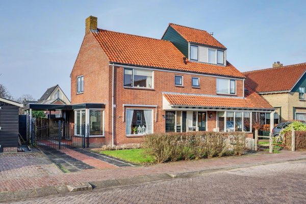 Tuitjenhorn – Dorpsstraat 1